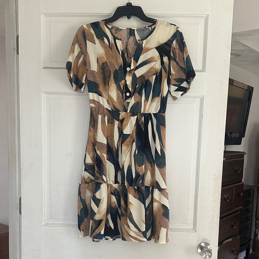 SHEIN Abstract Print Short Sleeve Tiered Mini Dress in Brown, Cream & Black